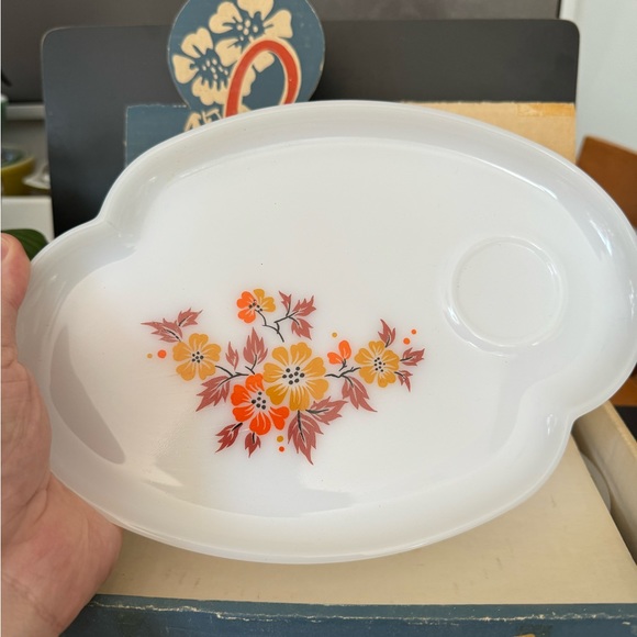 Federal Glass Autumn Blossom milk glass snack set with original box - Picture 4 of 8